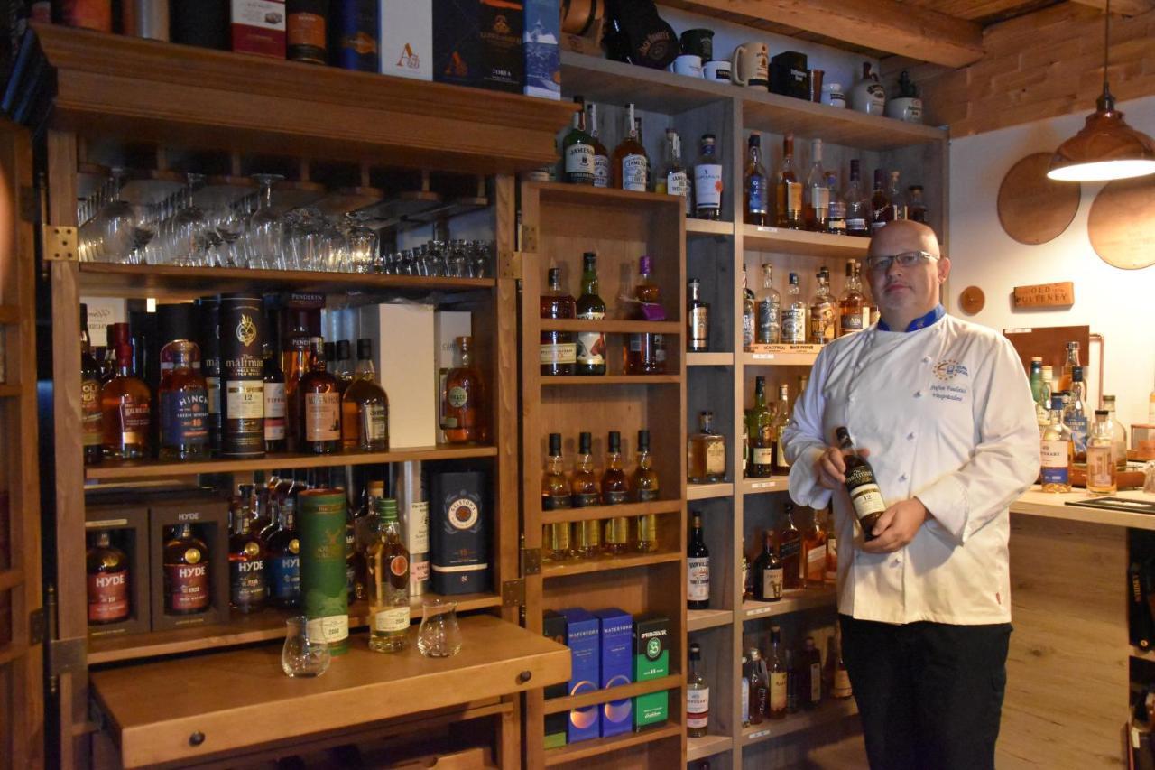 Rhoenblick Landhotel - Restaurant - Countrypub Petersberg  Bagian luar foto